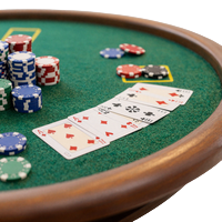 Gr&uuml;ner Blackjack-Tisch mit Karten steht f&uuml;r die Tischspiele bei Betsson